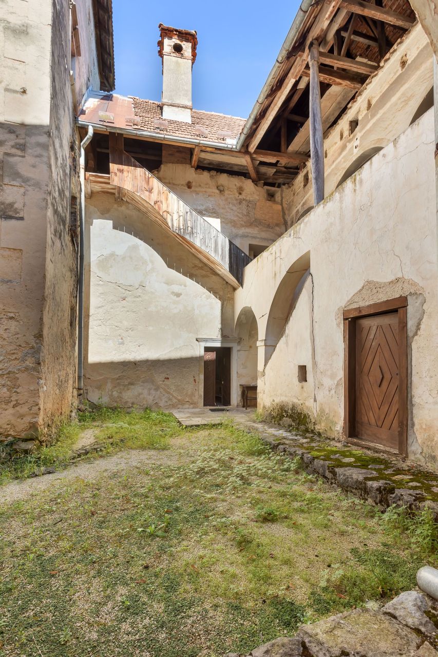 Отель, гостиница в Шентерней, Словения, 2 229 м² - фото 14