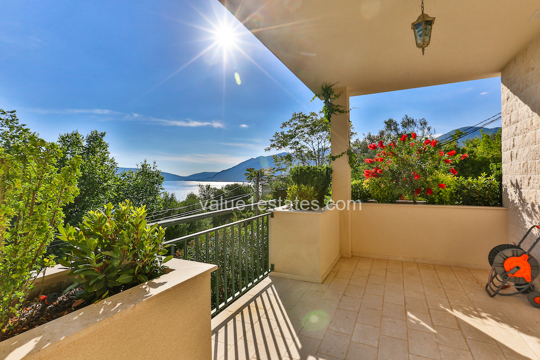 Вилла в Тивате, Черногория, 240 м² - фото 1