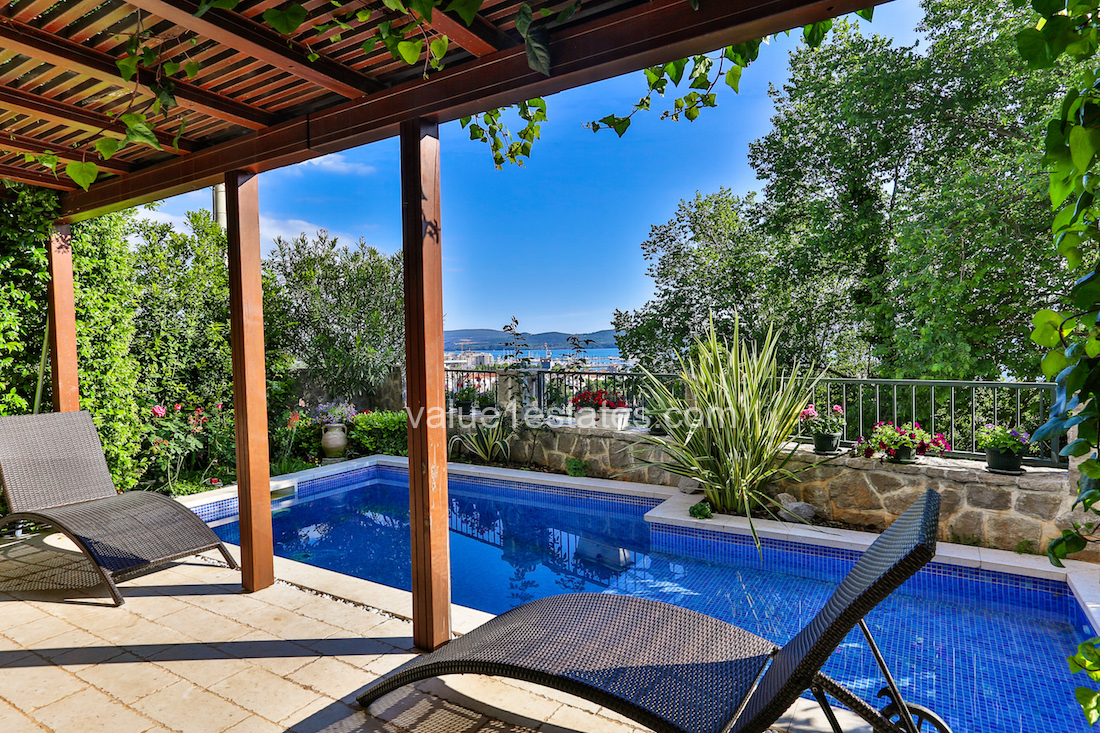 Вилла в Тивате, Черногория, 240 м² - фото 2