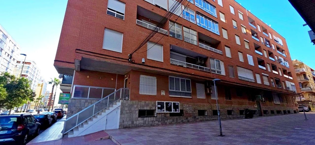 Коммерческая недвижимость в Торревьехе, Испания, 400 м² - фото 1