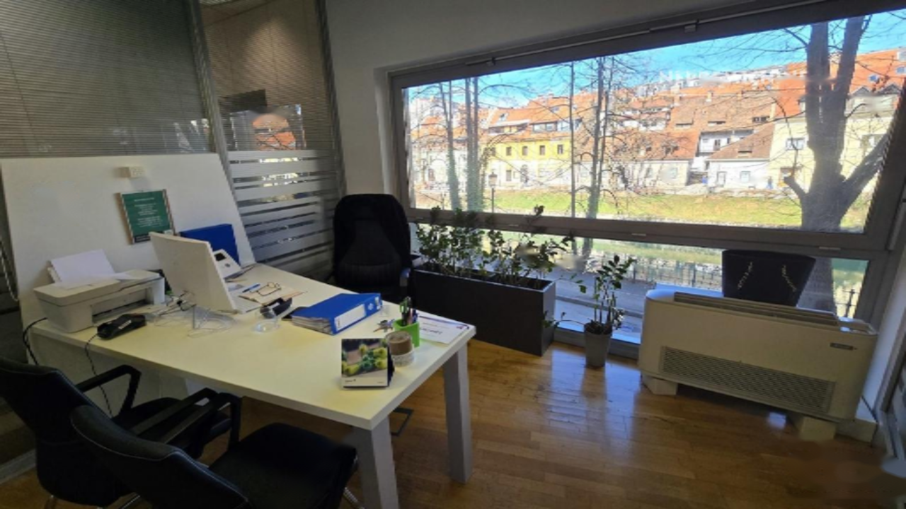 Офис в Любляне, Словения, 177 м² - фото 1