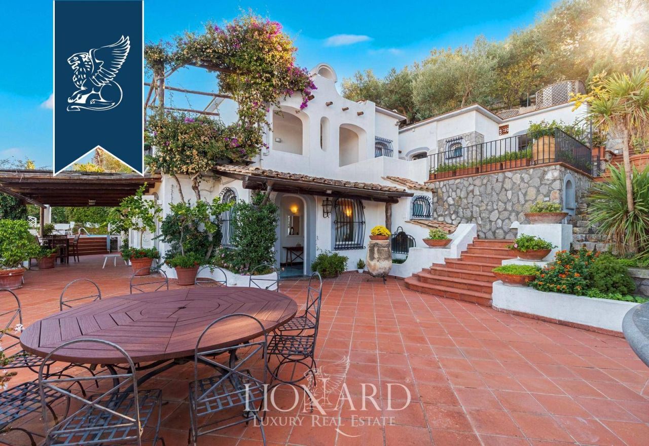 Вилла в Неаполе, Италия, 350 м² - фото 1