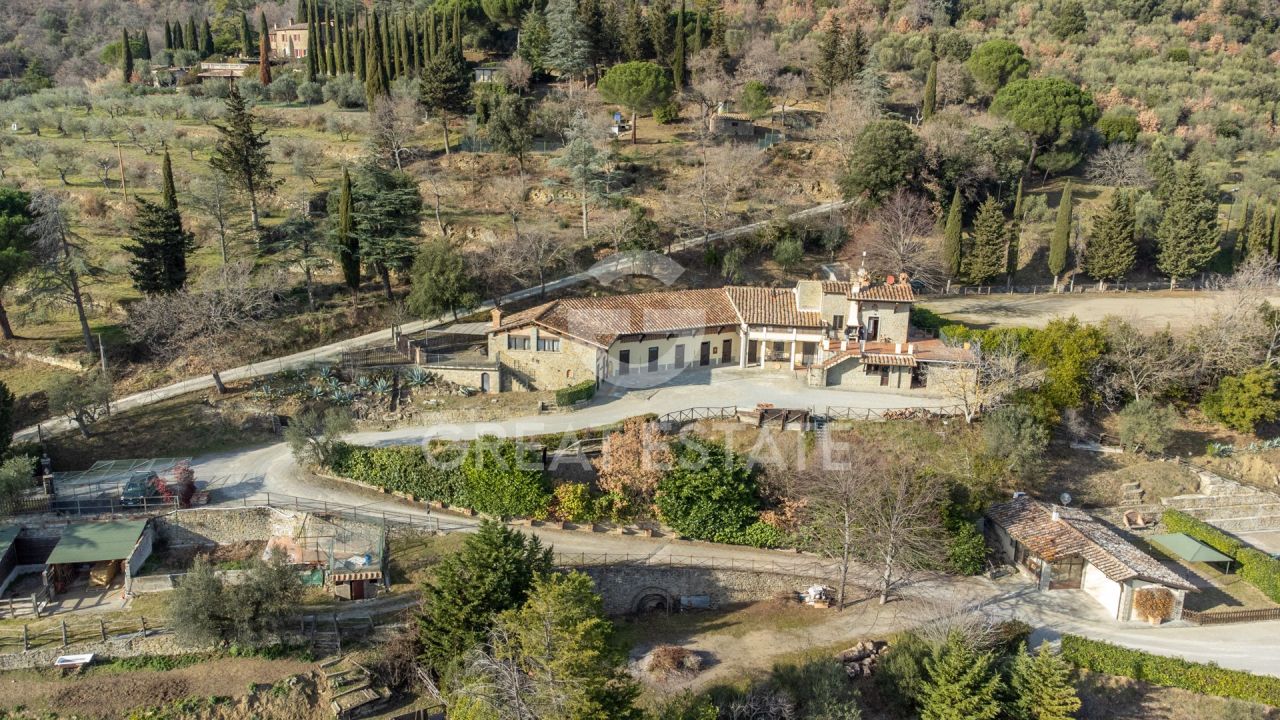 Дом в Кортоне, Италия, 491.6 м² - фото 1