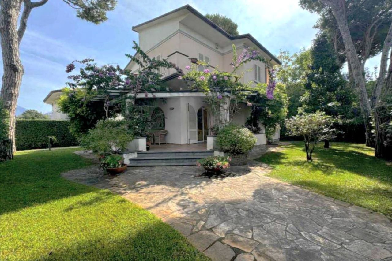 Вилла в Марина ди Пьетрасанта, Италия, 160 м² - фото 1