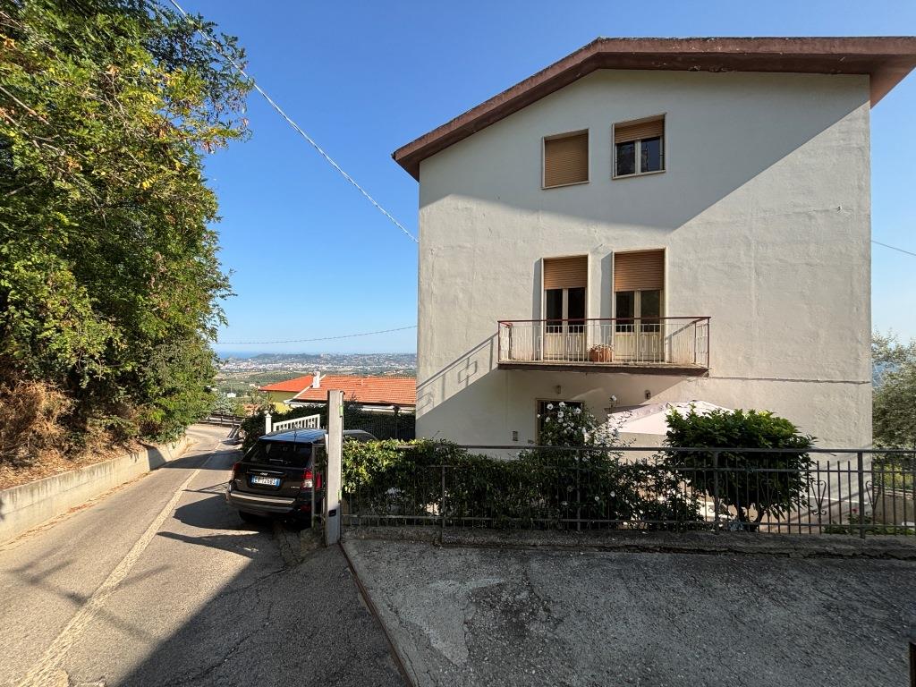 Квартира в Читта-Сант-Анджело, Италия, 78 м² - фото 1