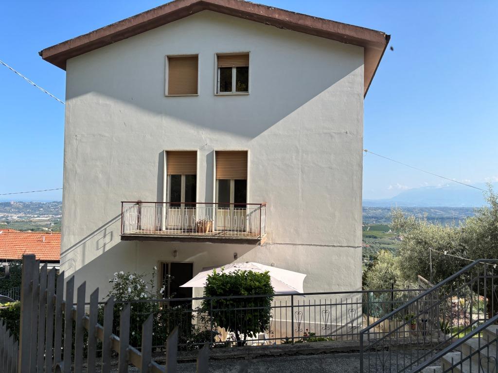 Квартира в Читта-Сант-Анджело, Италия, 98 м² - фото 1