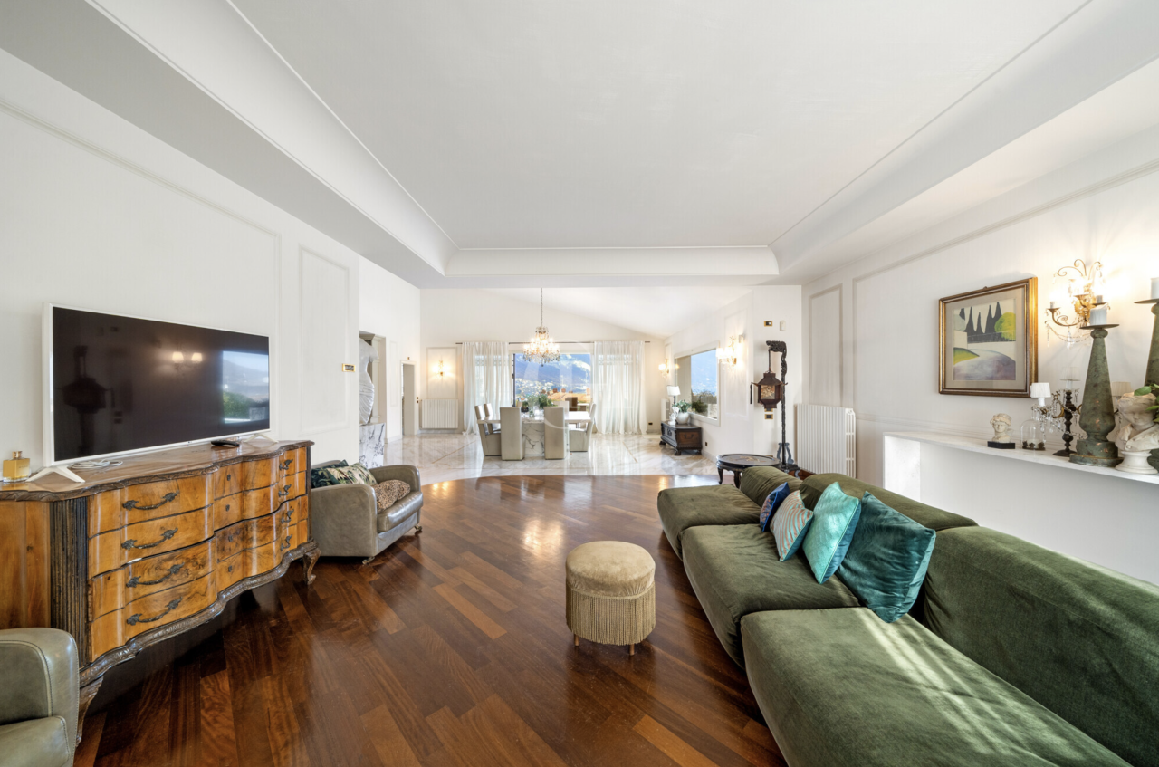 Вилла у озера Изео, Италия, 1 100 м² - фото 7