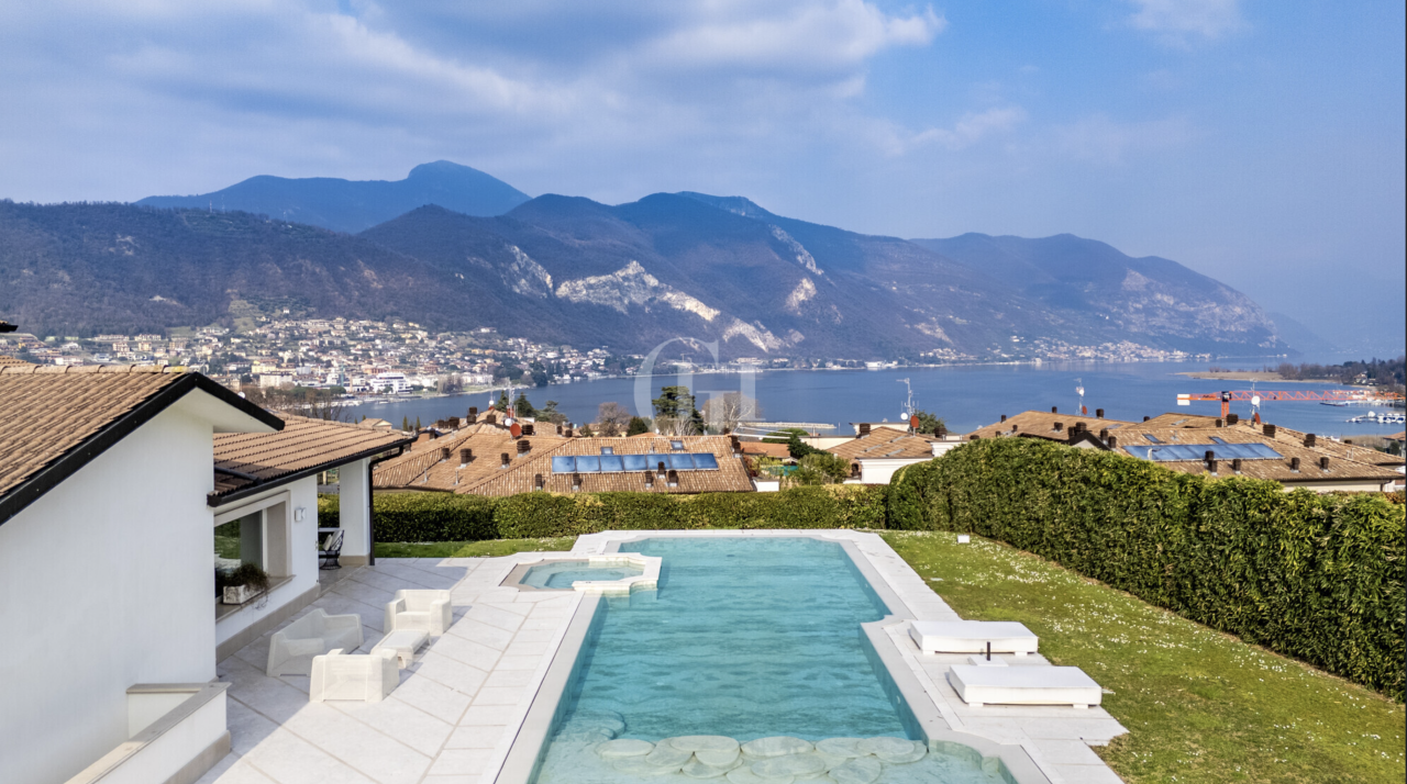 Вилла у озера Изео, Италия, 1 100 м² - фото 9