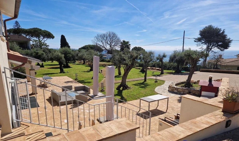 Вилла в Сан-Феличе-Чирчео, Италия, 200 м² - фото 1