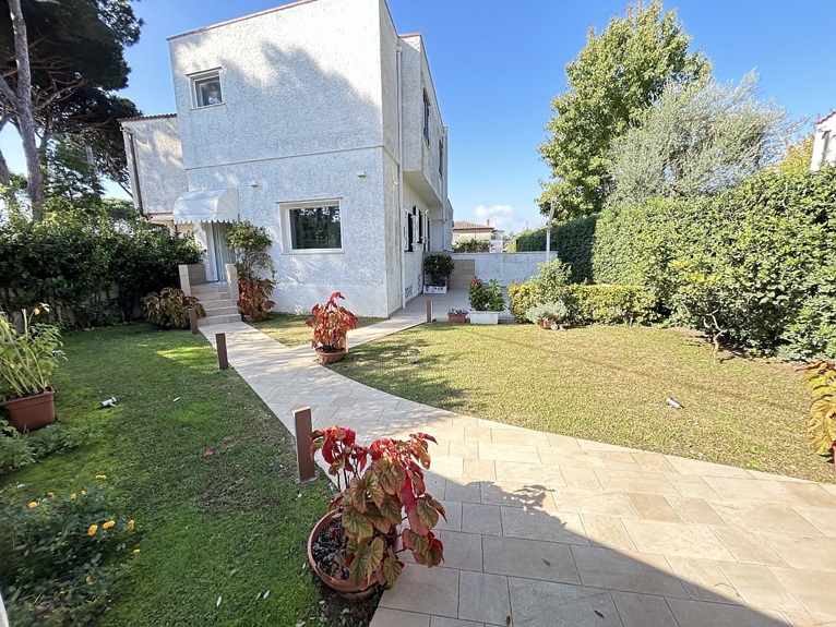 Вилла в Сан-Феличе-Чирчео, Италия, 130 м² - фото 1