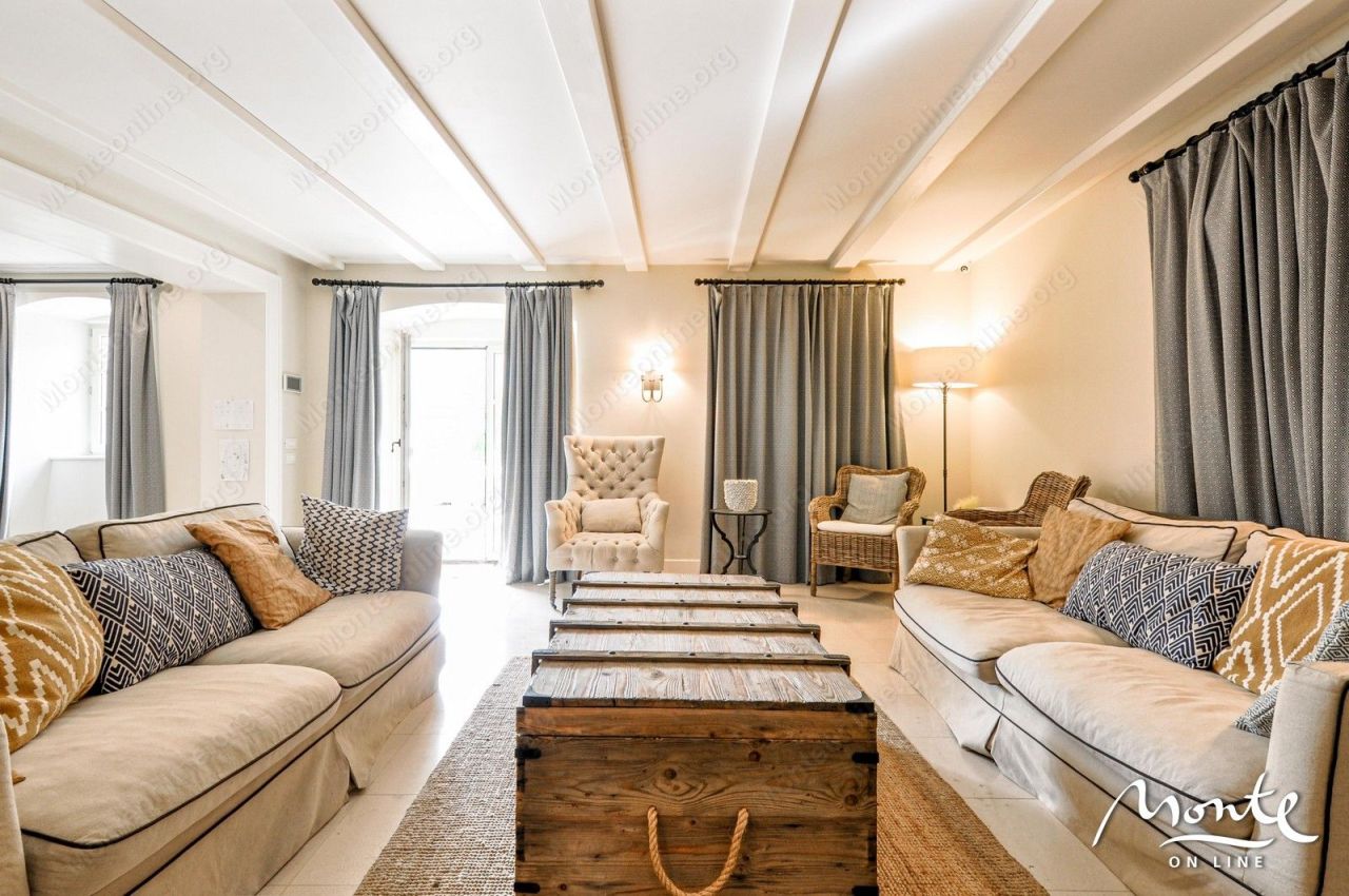 Вилла в Доброте, Черногория, 490 м² - фото 1