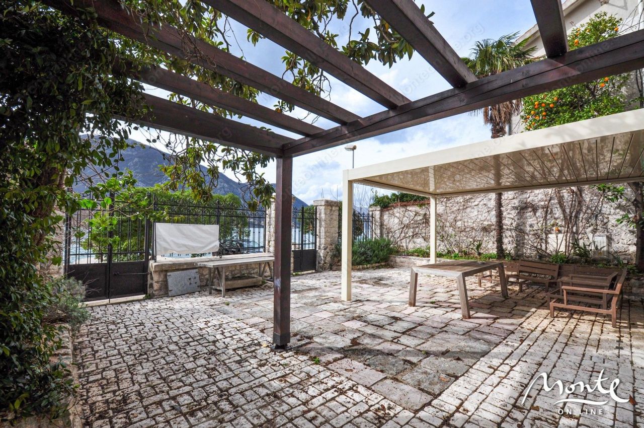 Вилла в Доброте, Черногория, 490 м² - фото 2