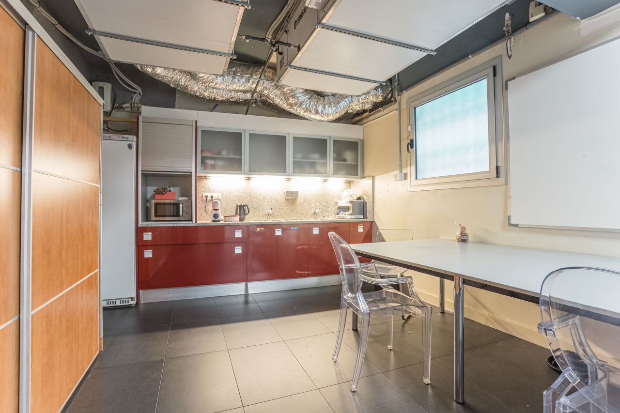 Коммерческая недвижимость в Барселоне, Испания, 545 м² - фото 17