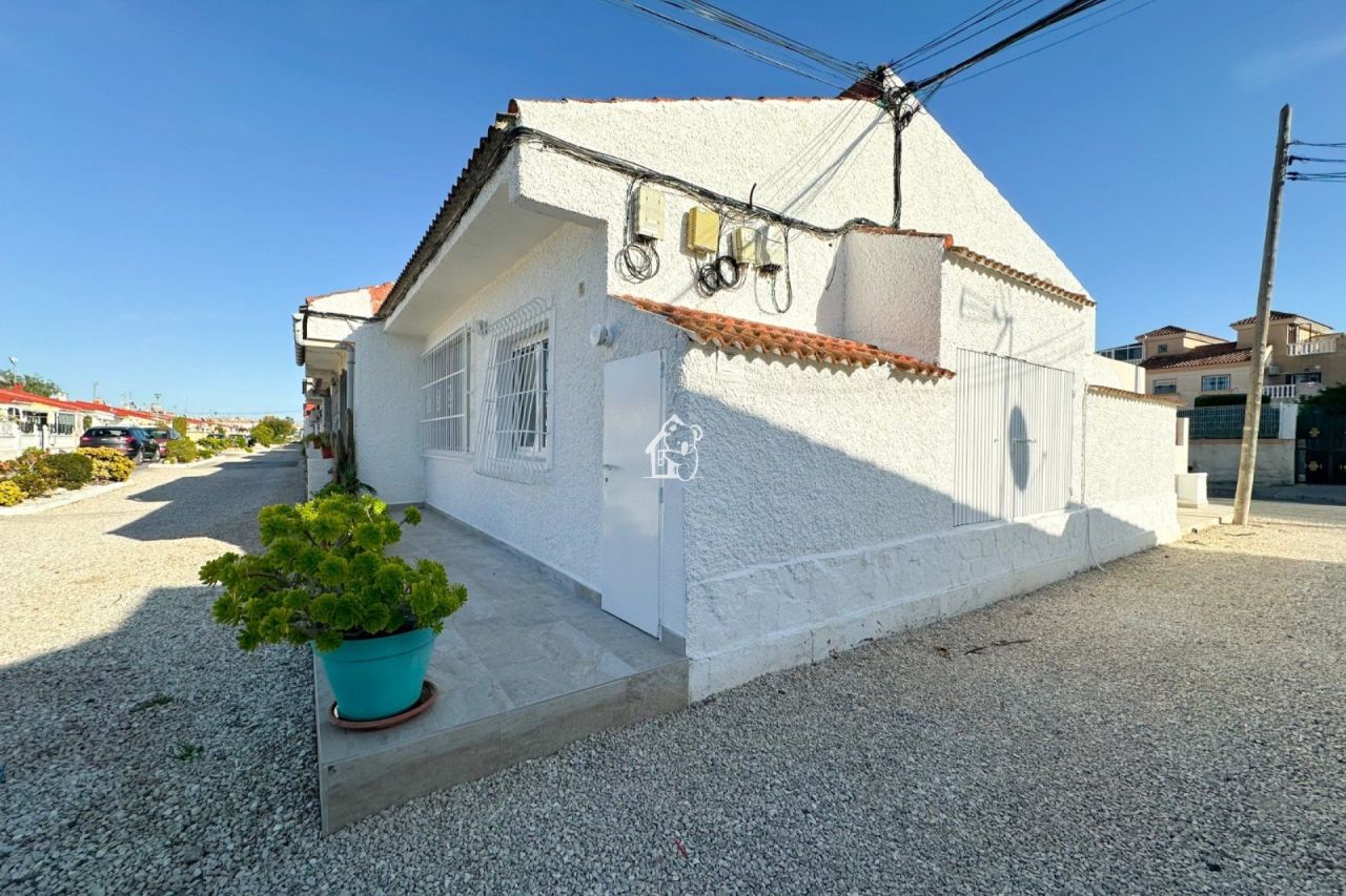 Бунгало в Торревьехе, Испания, 70 м² - фото 1