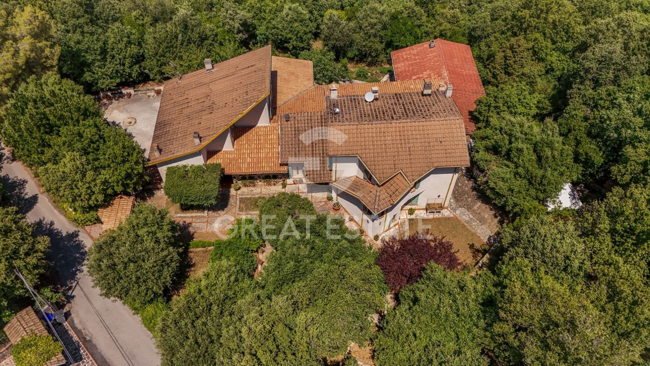 Вилла в Сполето, Италия, 382.5 м² - фото 2