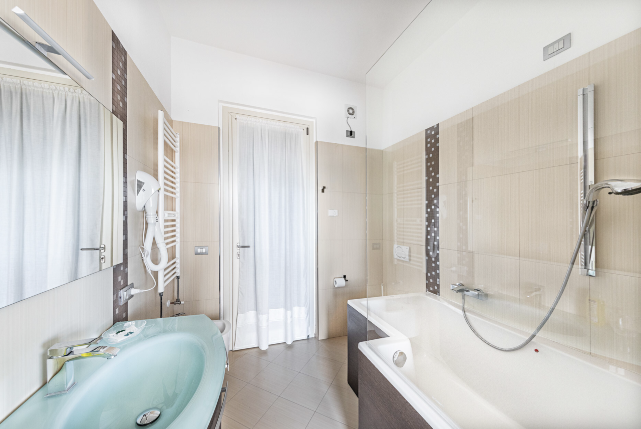 Апартаменты в Тосколано-Мадерно, Италия, 110 м² - фото 9