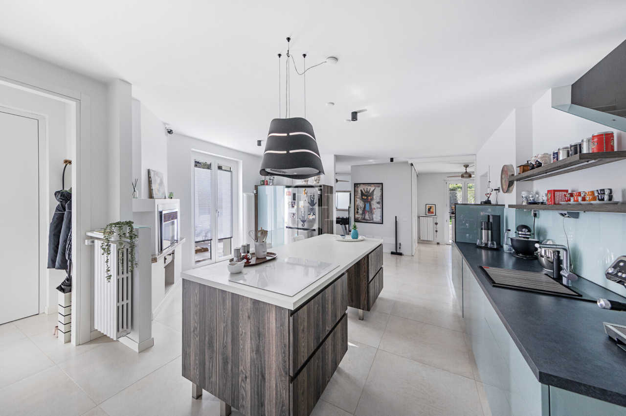 Коттедж в Дезенцано-дель-Гарда, Италия, 250 м² - фото 6