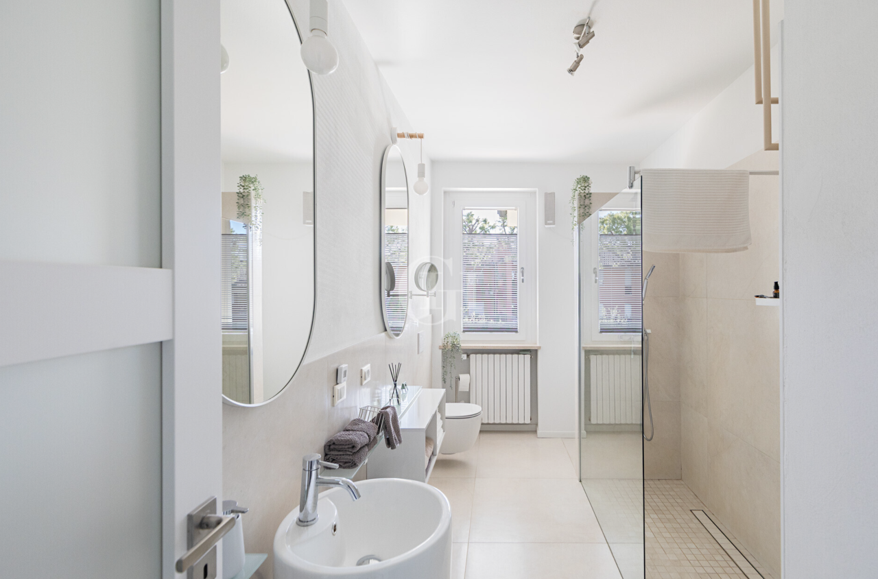 Коттедж в Дезенцано-дель-Гарда, Италия, 250 м² - фото 13