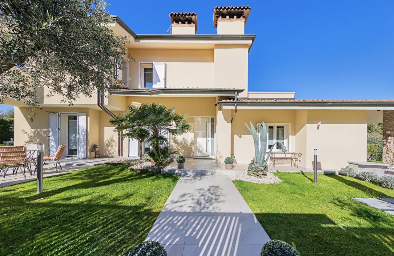 Коттедж в Дезенцано-дель-Гарда, Италия, 250 м² - фото 1