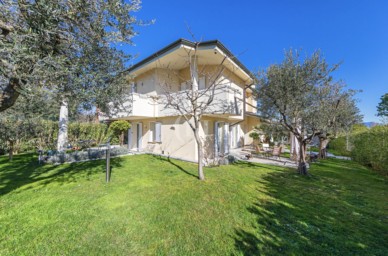 Коттедж в Дезенцано-дель-Гарда, Италия, 250 м² - фото 2