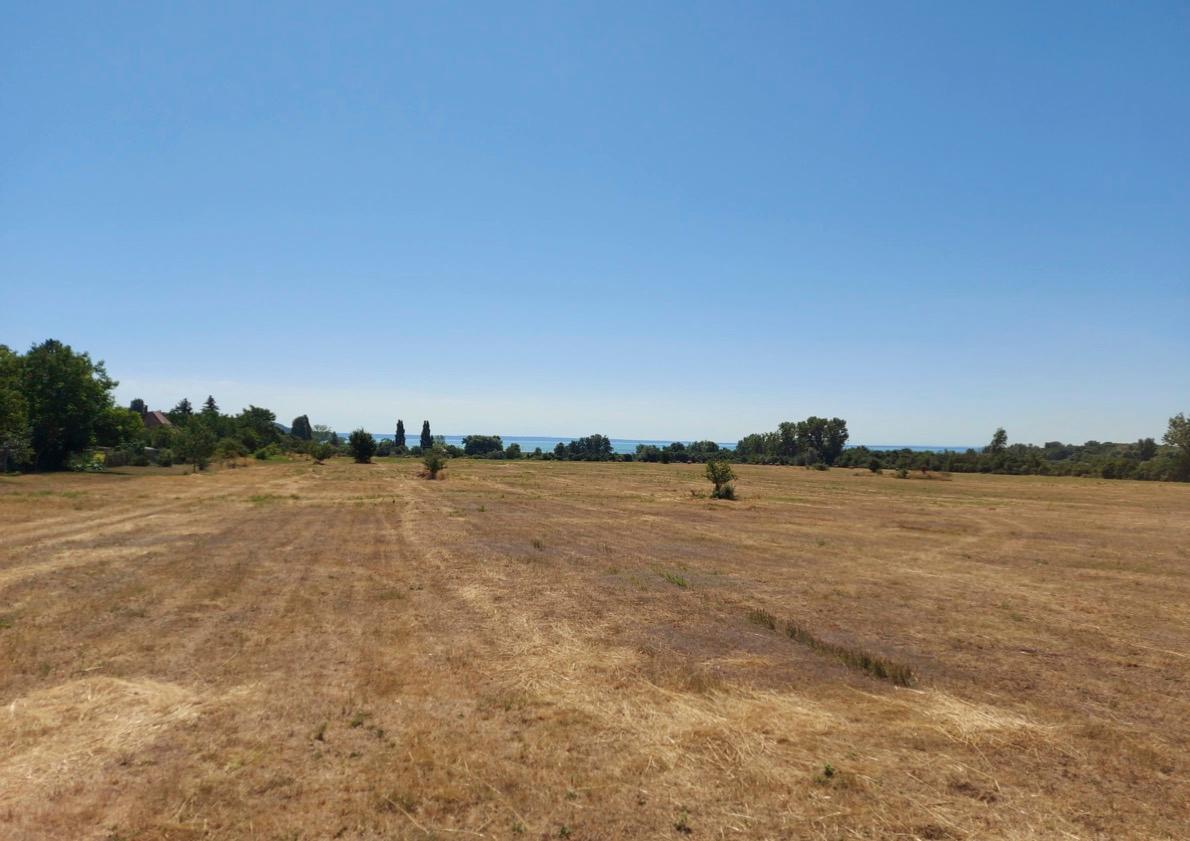 Земля Balatonfűzfő, Венгрия, 155 000 м² - фото 1