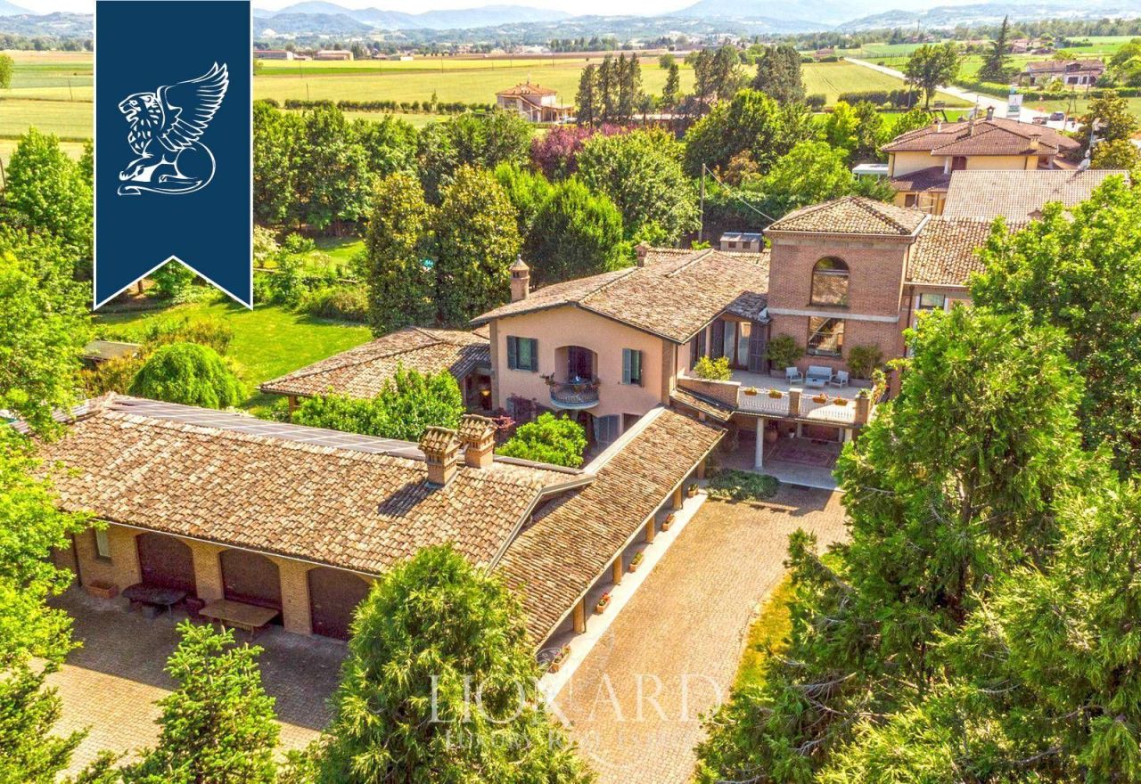 Вилла в Пьяченце, Италия, 1 000 м² - фото 1