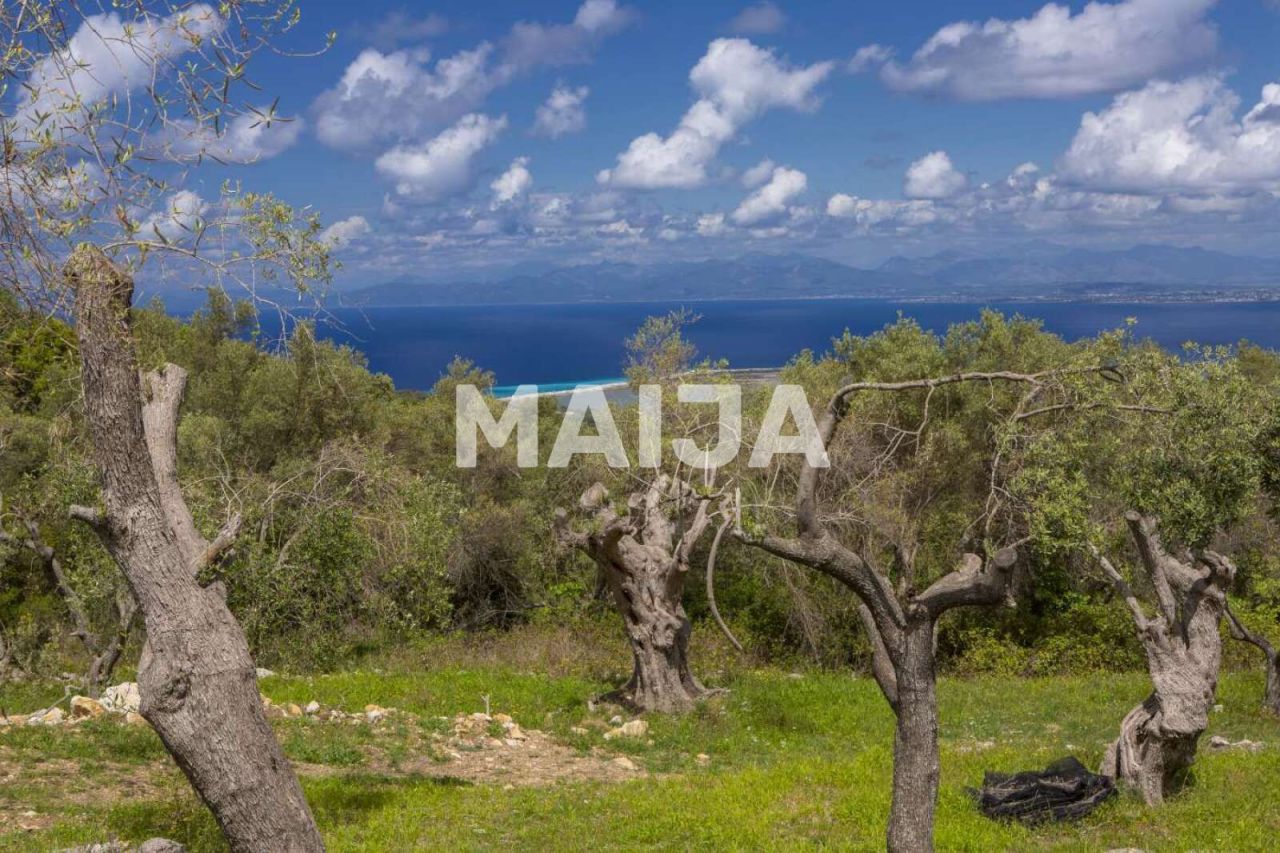 Земля на Лефкасе, Греция, 4 900 м² - фото 1