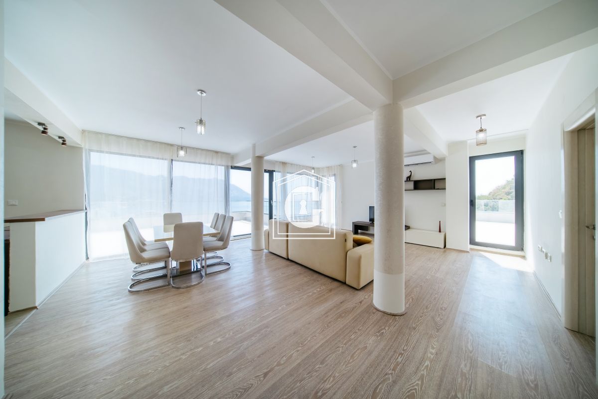 Апартаменты в Бечичи, Черногория, 233 м² - фото 1