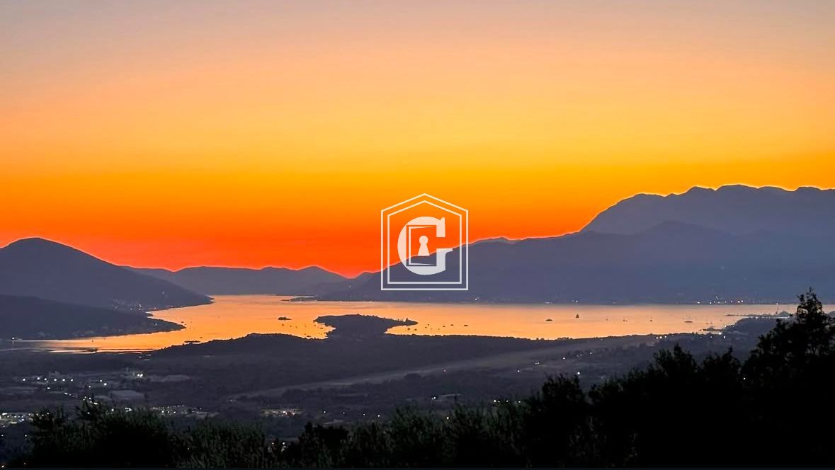 Земля в Тивате, Черногория, 1 035 м² - фото 1