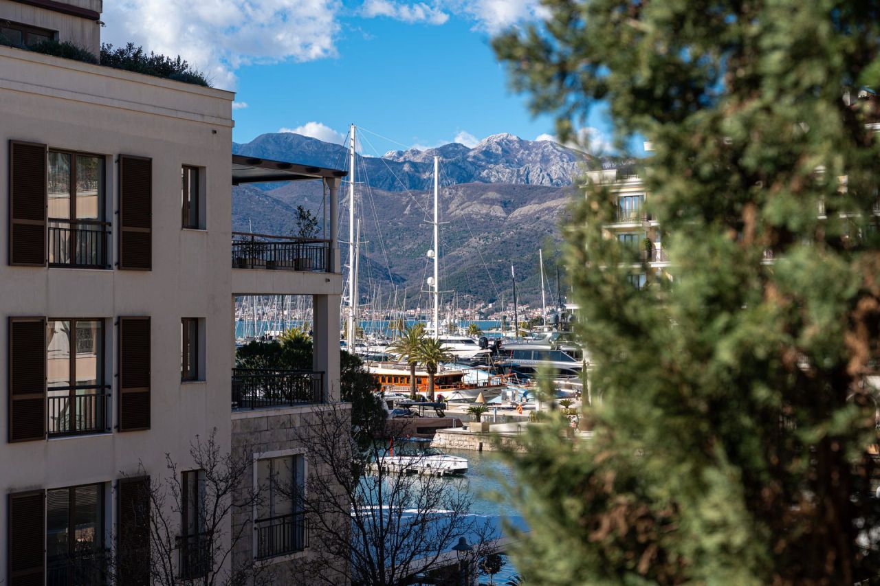 Апартаменты в Тивате, Черногория, 152 м² - фото 1