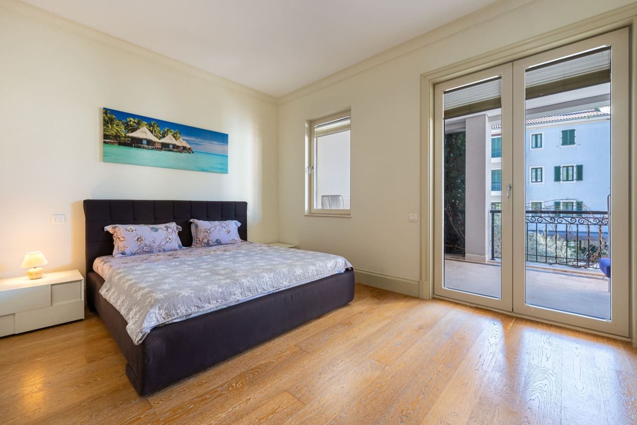 Апартаменты в Тивате, Черногория, 152 м² - фото 12