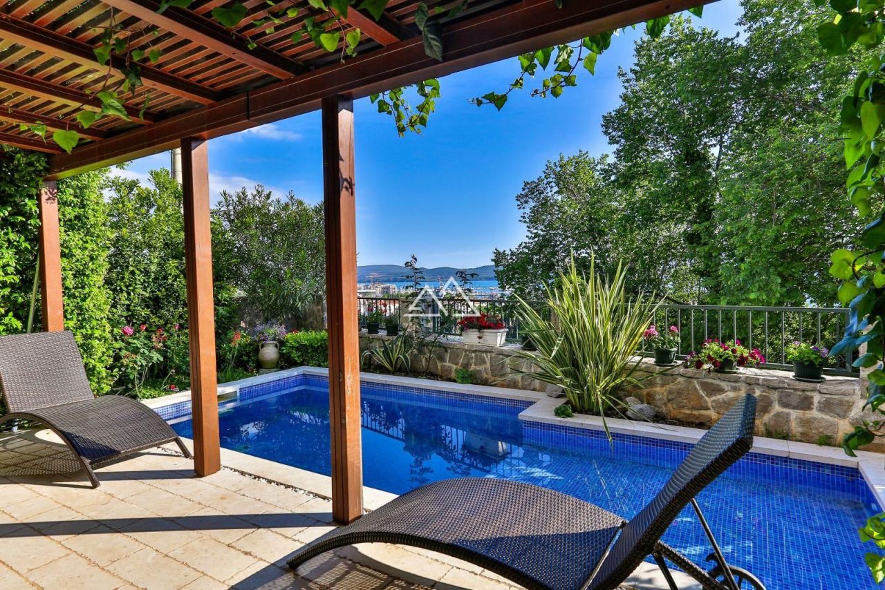 Вилла в Тивате, Черногория, 240 м² - фото 1