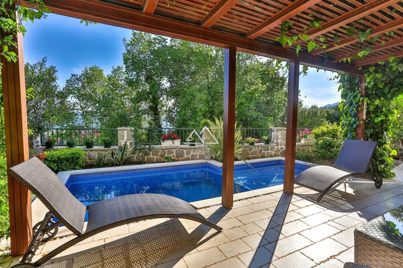 Вилла в Тивате, Черногория, 240 м² - фото 2