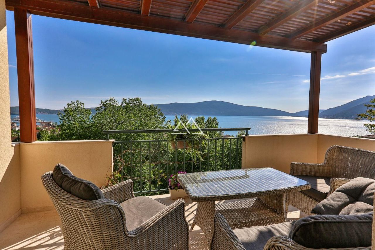 Вилла в Тивате, Черногория, 240 м² - фото 3