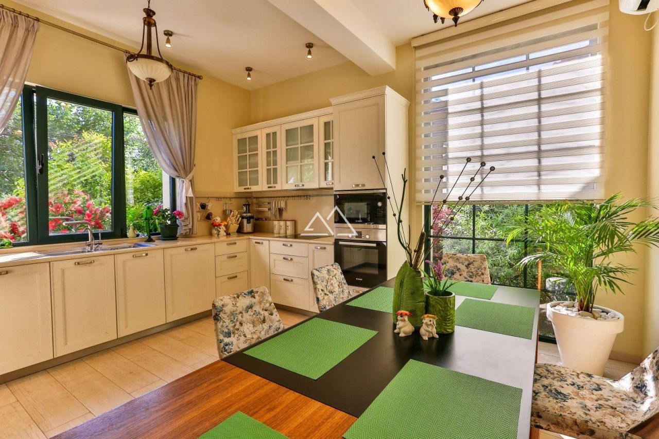 Вилла в Тивате, Черногория, 240 м² - фото 7