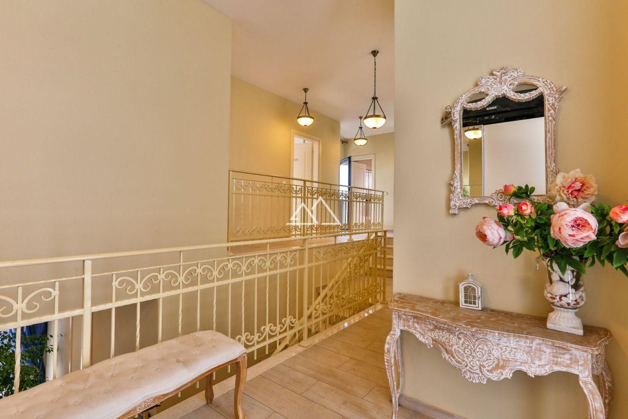 Вилла в Тивате, Черногория, 240 м² - фото 8