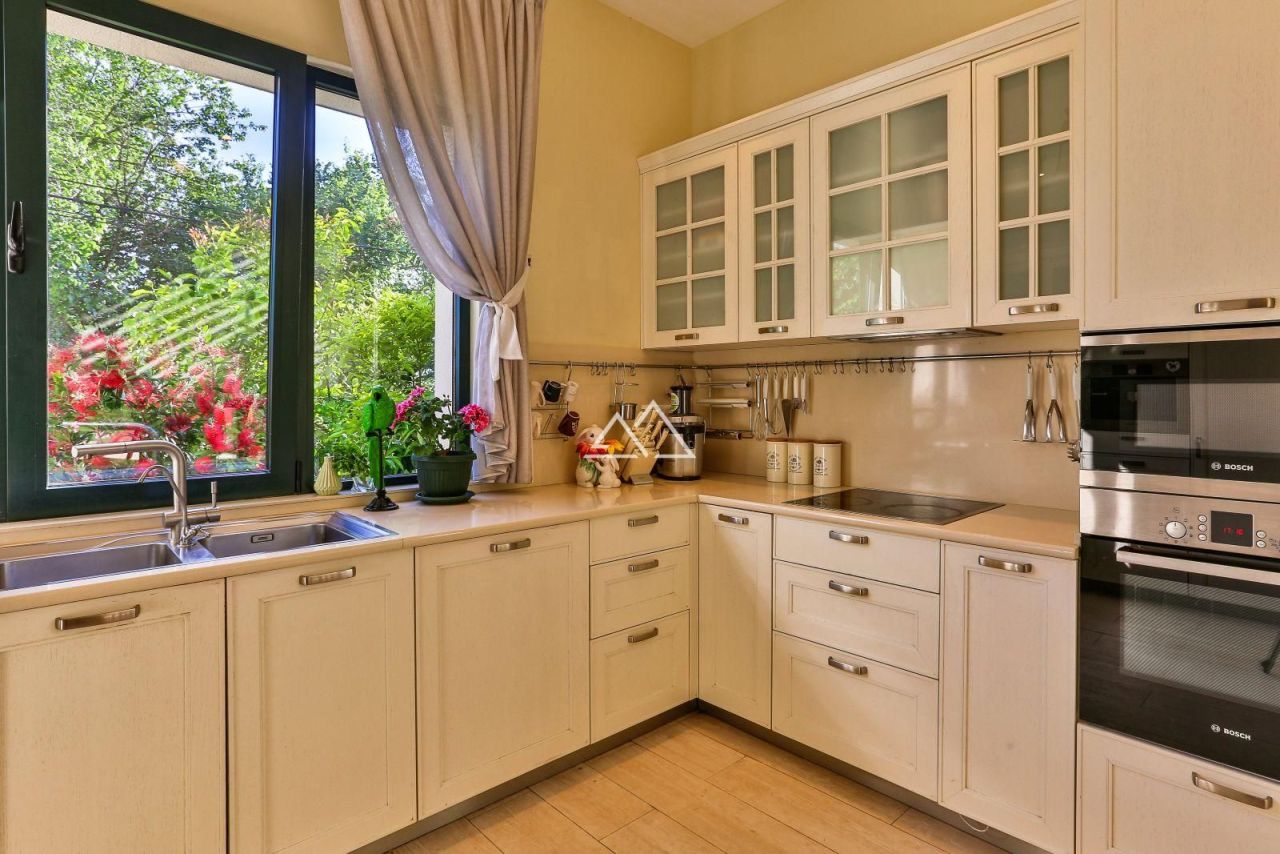 Вилла в Тивате, Черногория, 240 м² - фото 10