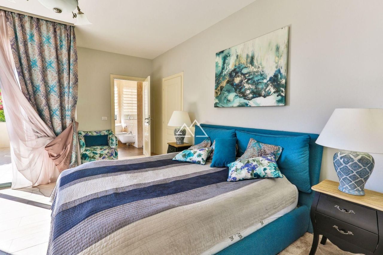 Вилла в Тивате, Черногория, 240 м² - фото 11