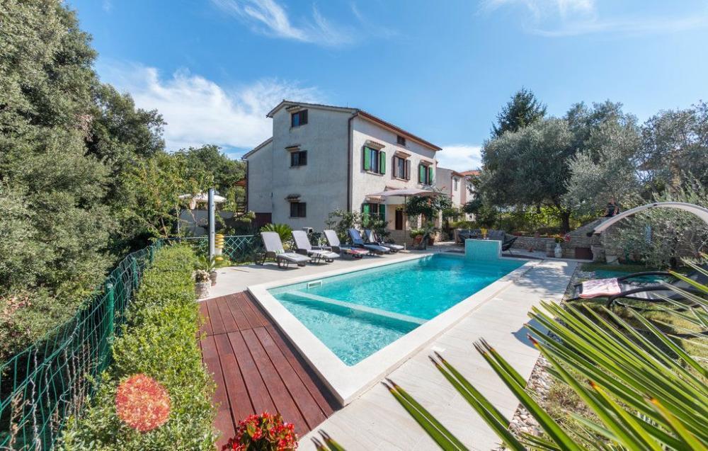 Отель, гостиница в Пуле, Хорватия, 420 м² - фото 1