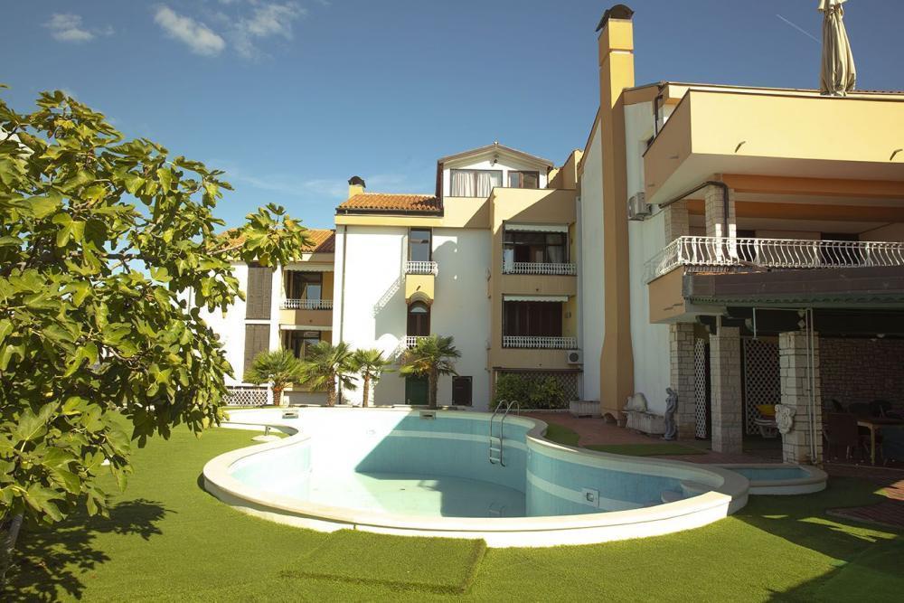 Отель, гостиница в Медулине, Хорватия, 1 000 м² - фото 1