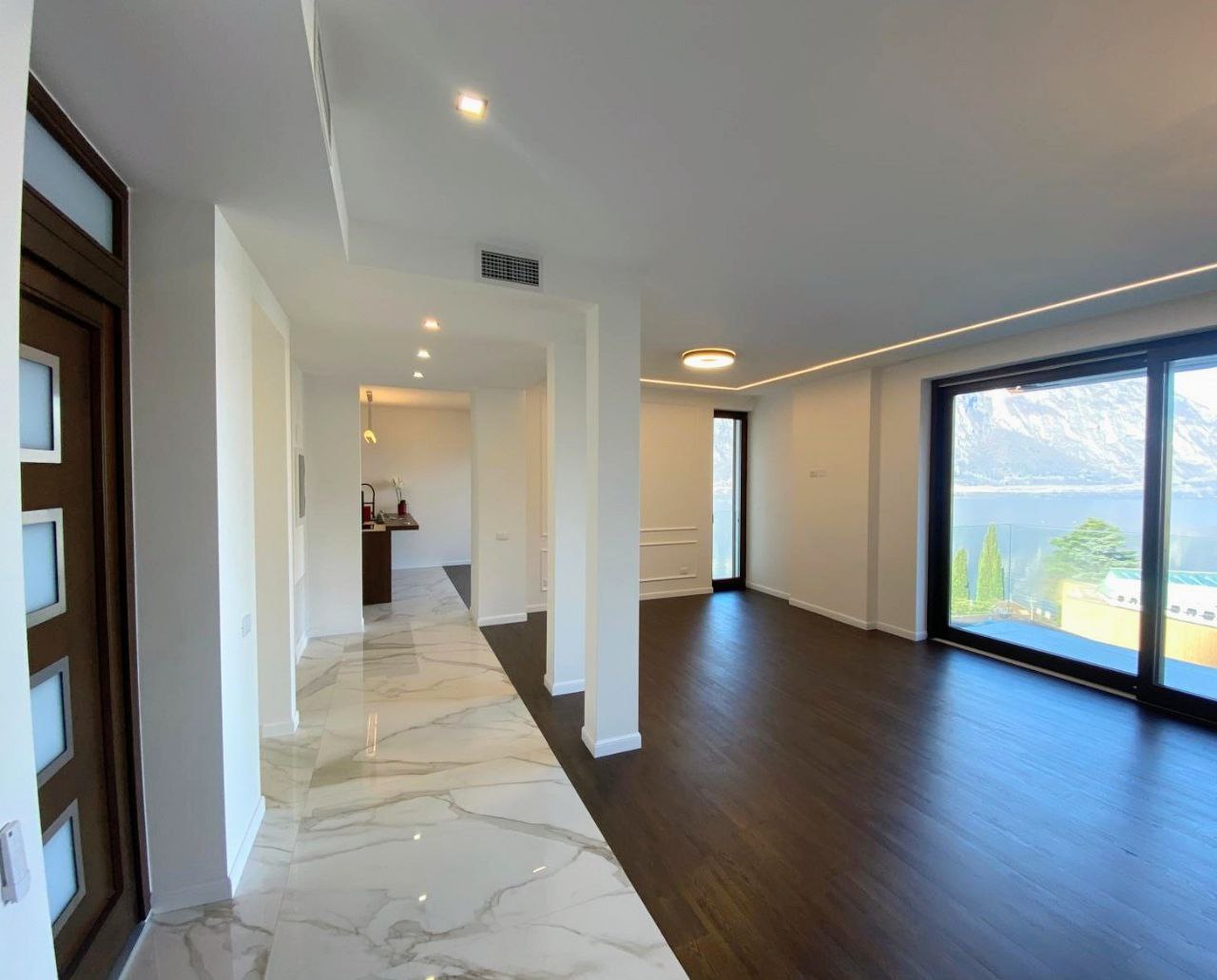 Вилла в Кампионе-д'Италия, Италия, 250 м² - фото 1