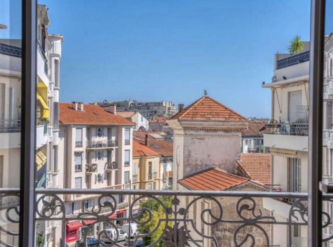 Доходный дом в Каннах, Франция, 275 м² - фото 1