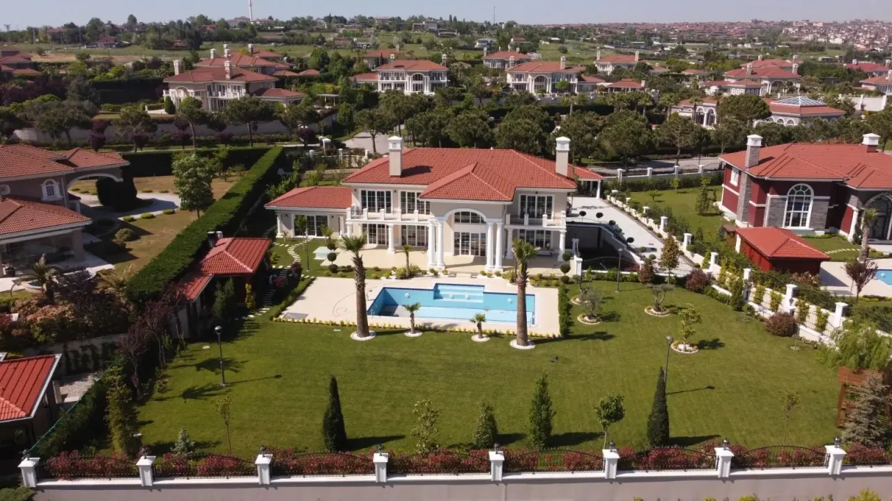 Вилла в Бейликдюзю, Турция, 1 100 м² - фото 1