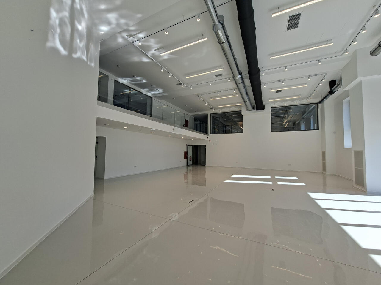 Офис в Любляне, Словения, 1 900 м² - фото 5