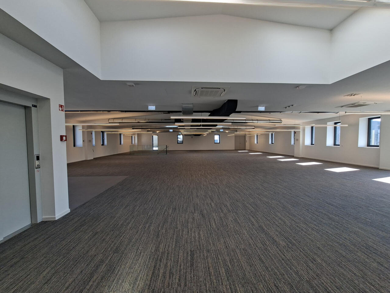 Офис в Любляне, Словения, 1 900 м² - фото 6