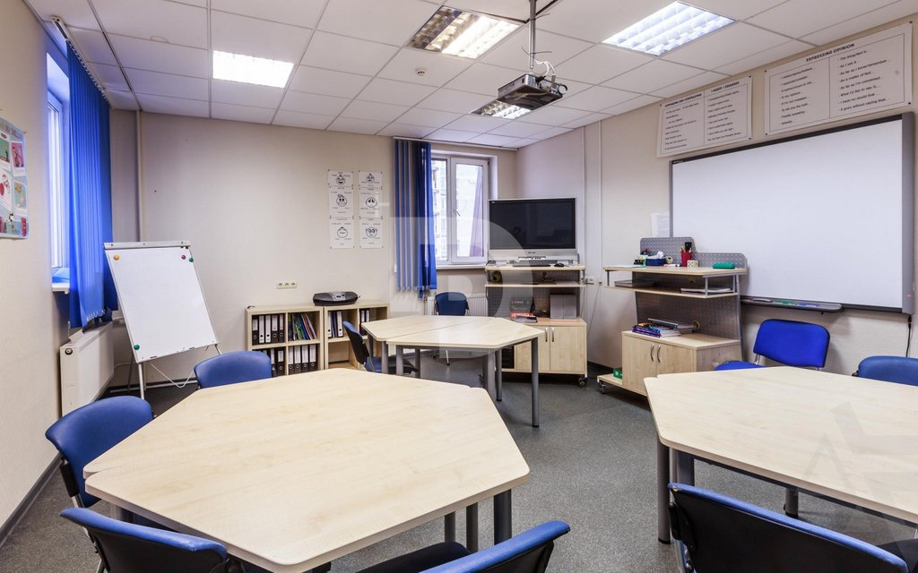 Коммерческая недвижимость в Барселоне, Испания, 1 200 м² - фото 1