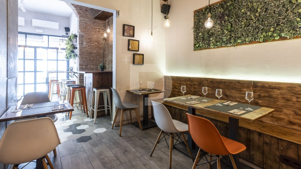 Коммерческая недвижимость в Барселоне, Испания, 55 м² - фото 2