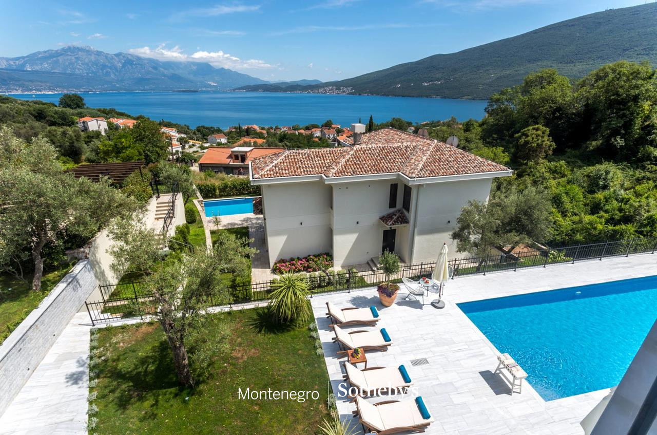 Вилла в Херцег-Нови, Черногория, 350 м² - фото 1