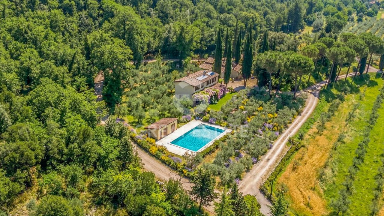 Дом в Корчано, Италия, 1 052.7 м² - фото 1