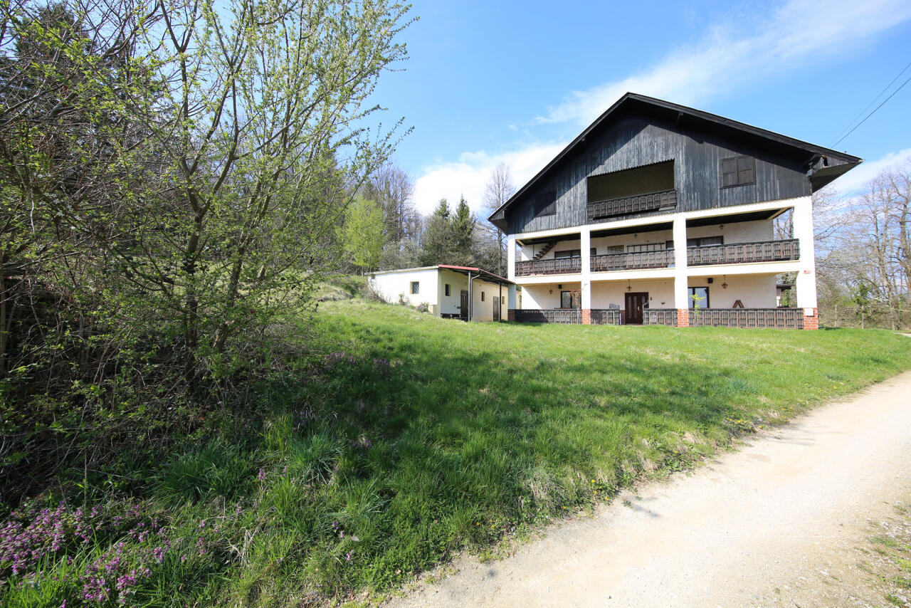 Ферма в Гросупле, Словения, 168 000 м² - фото 1